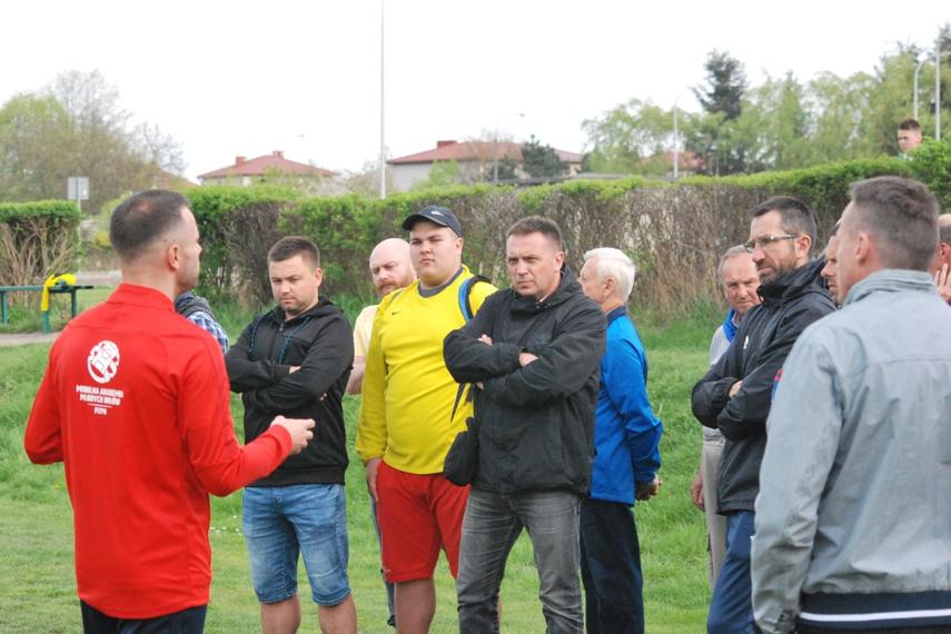 Trener Paweł Rybiński przekazuje informacje trenerom.