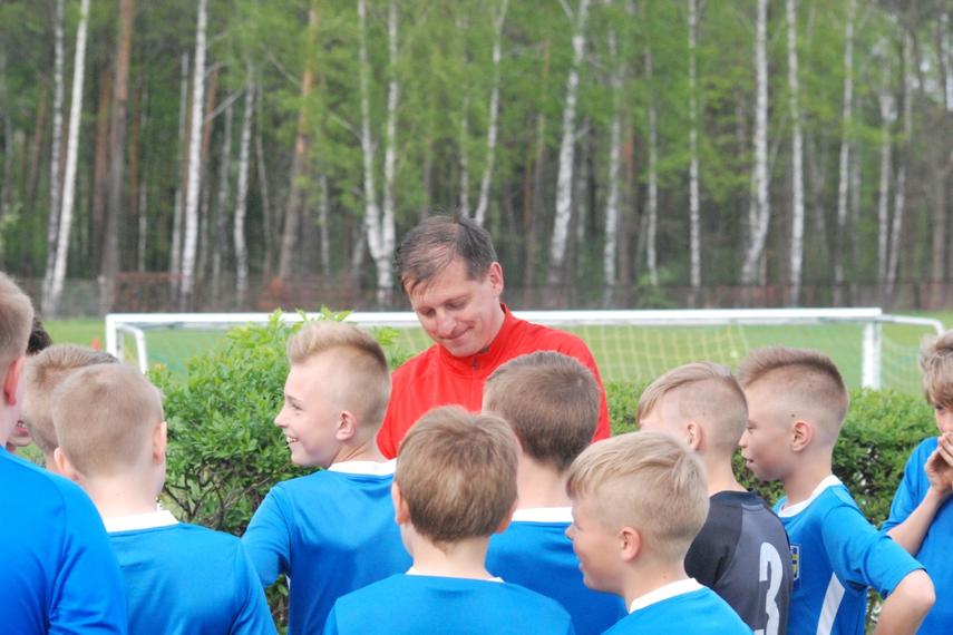 Trener Seweryn Sosień z grupą zawodników Juventy Starachowice.